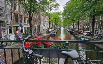 Entre canales, bicicletas y tulipanes: El viaje perfecto a Ámsterdam